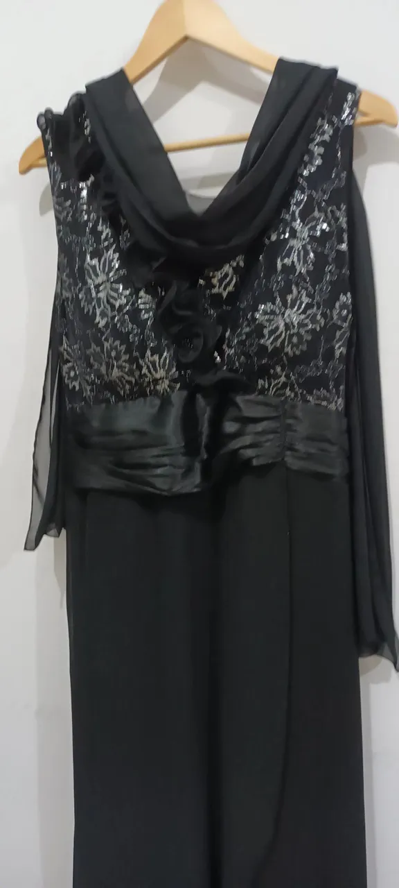 Vestido preto elegante com detalhes