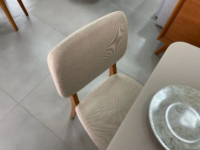 Mesa de jantar com base em madeira, tampo laqueado com vidro e 6 cadeiras! - Foto 3