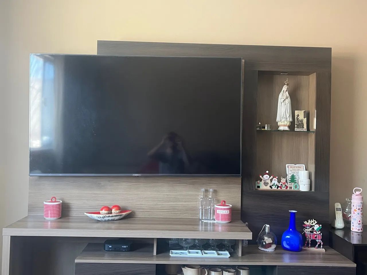 Rack de TV com prateleiras de vidro e Armários.