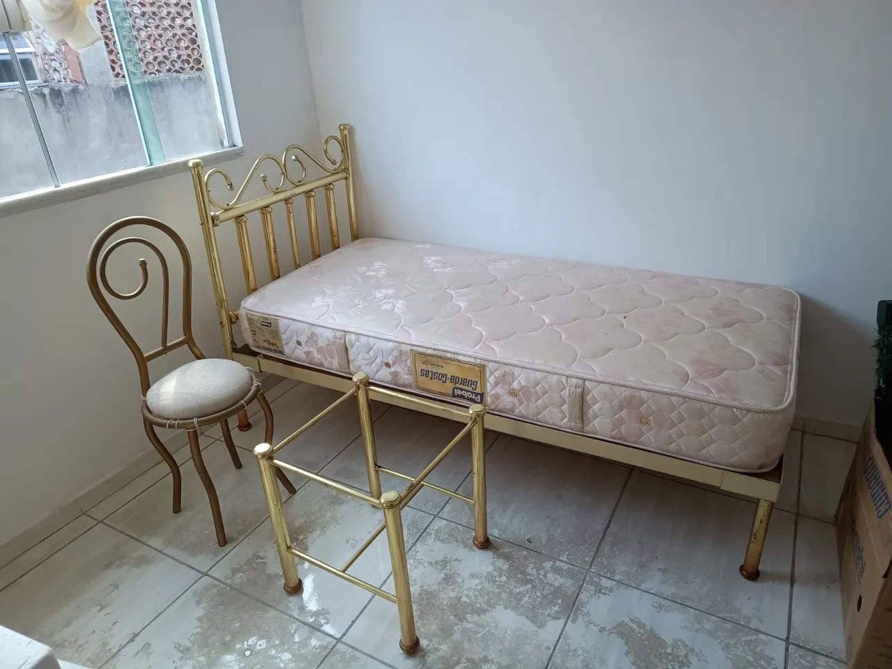 Conjunto cama de solteiro, cadeira e bancada