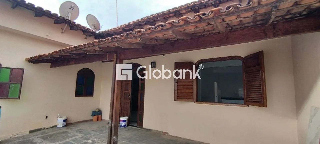 Casa em São Judas Tadeu, à venda com 3 quartos, sendo 1 suíte.