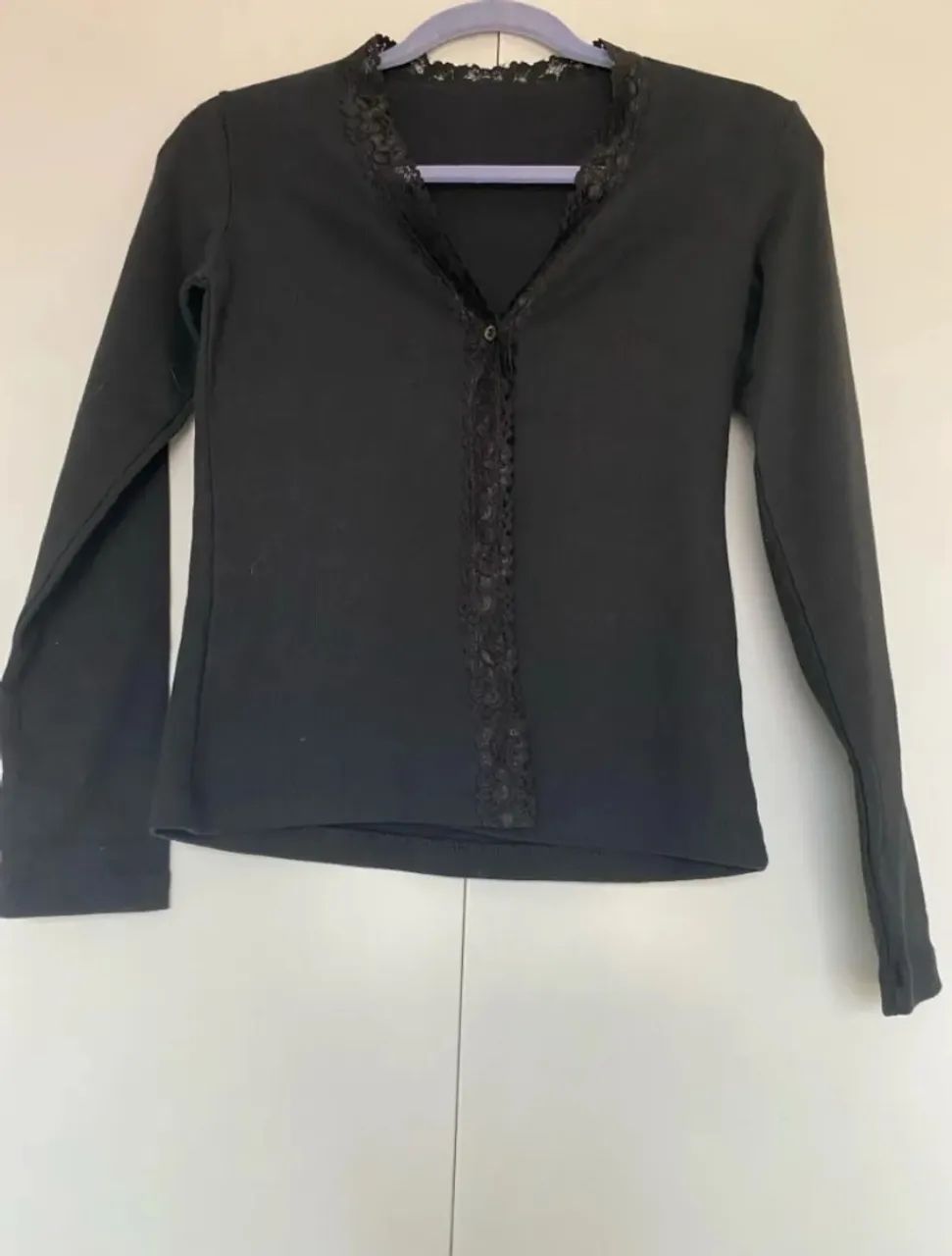 Blusa preta com detalhe em renda - Foto 2