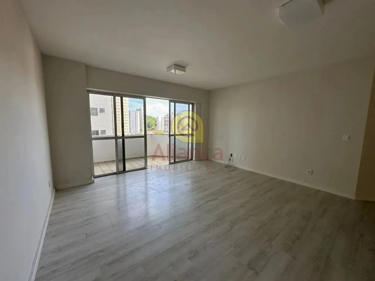 Excelente apartamento em Tirol com 03 quartos sendo 01 suíte!