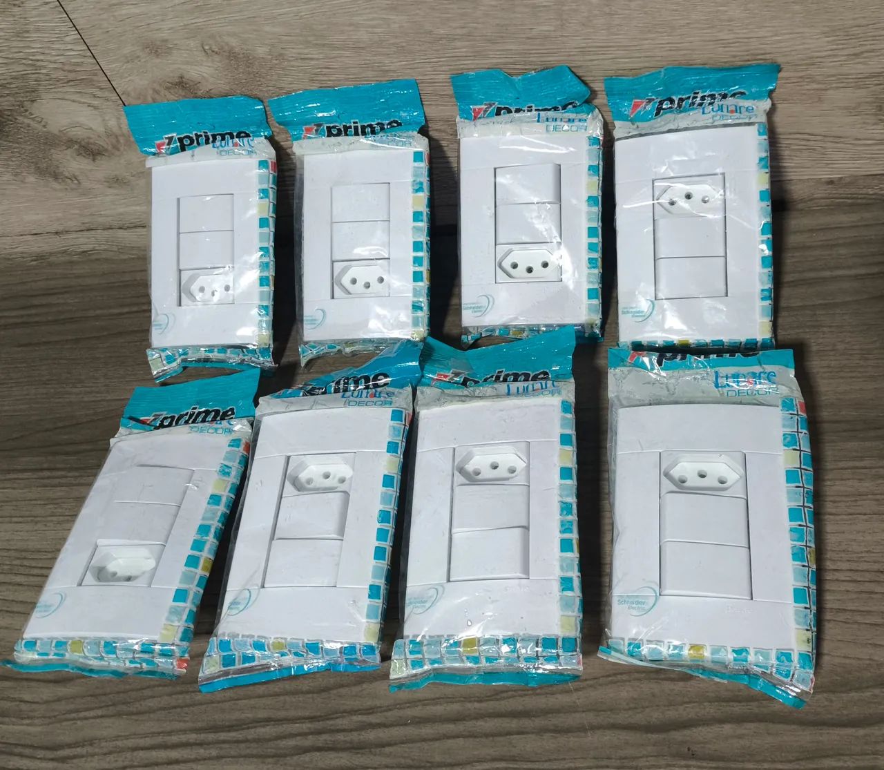 Conj interruptor+tomada Schneider 64842822729985120