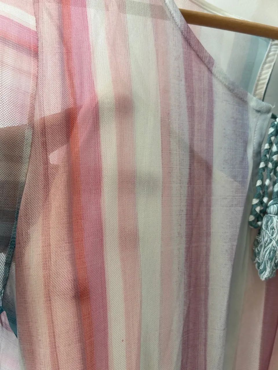Vestido listrado colorido com detalhe - Foto 4