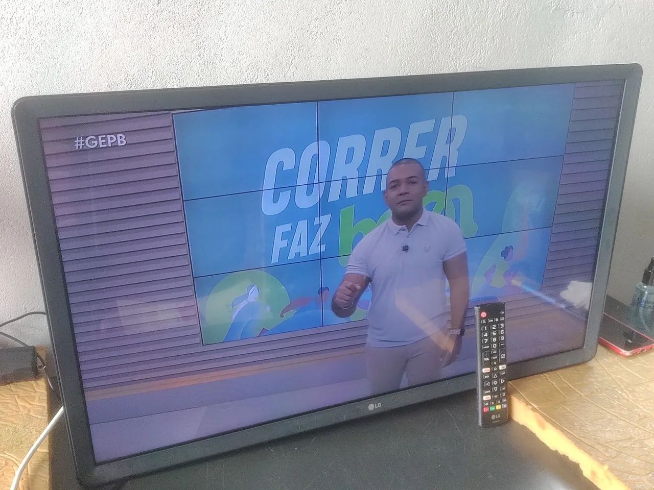 Vende-se uma smartv da LG 32 polegadas com controle original  - Foto 2