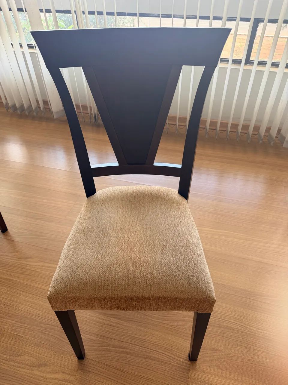 Mesa de jantar com tampo de vidro + 6 cadeiras - excelente conjunto - Foto 4