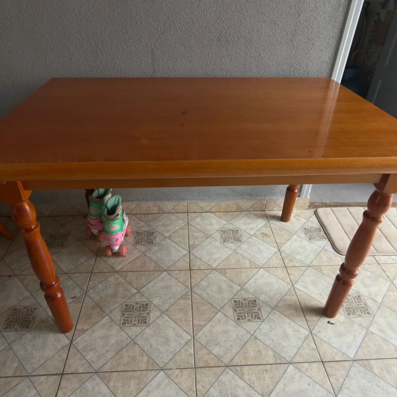 Mesa de jantar em madeira maciça 