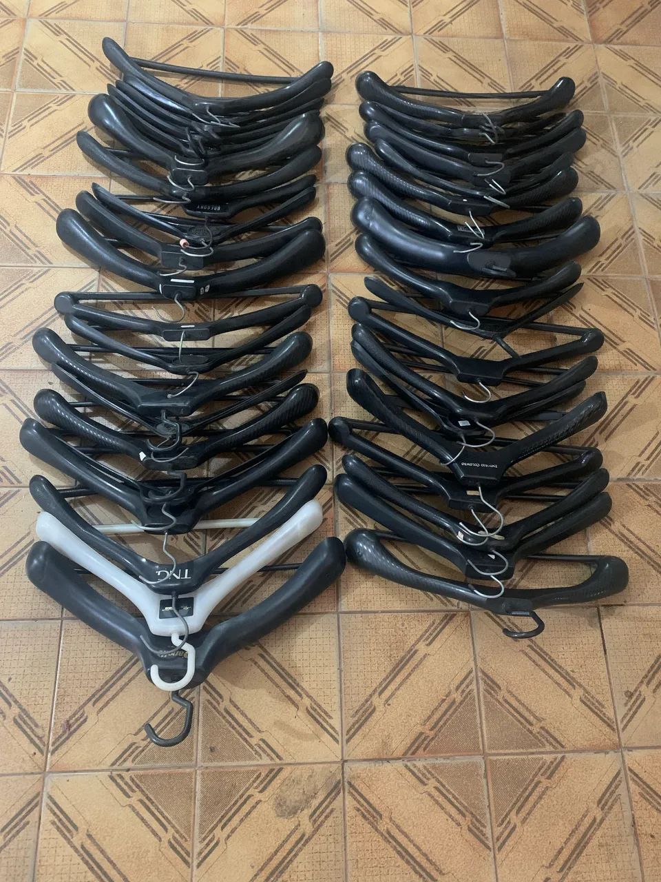 Lote 40 Cabides Anatômicos para Terno / Paletó / Casacos - Foto 3