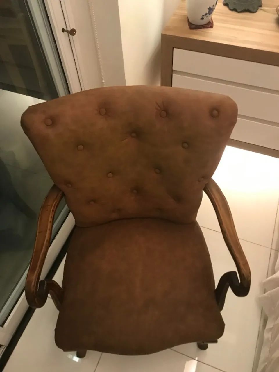 POLTRONA VINTAGE CAPITONÊ ESTILO LUIZ XV - COR CARAMELO - Foto 3