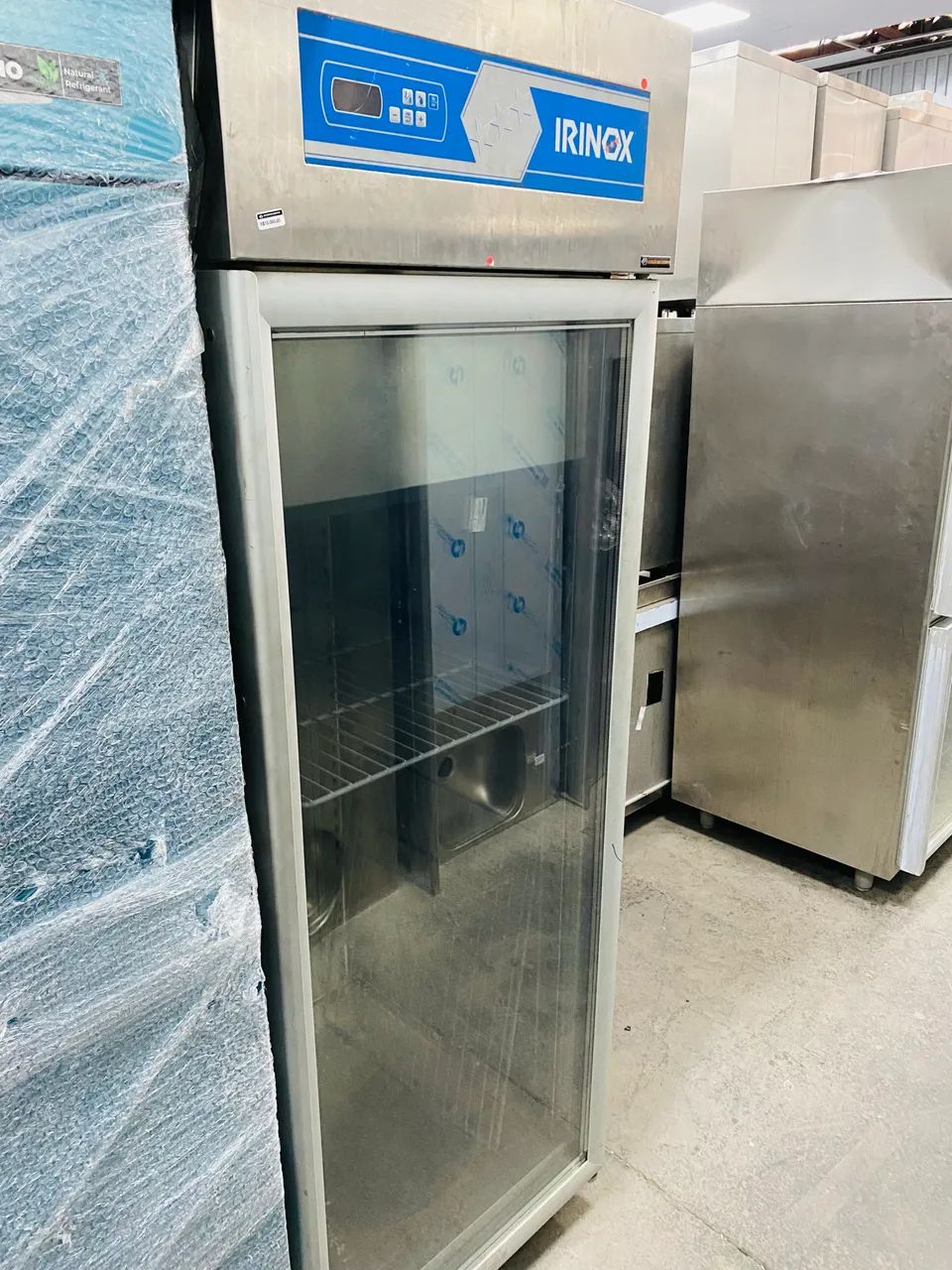 Geladeira inox expositora vertical Irinox 