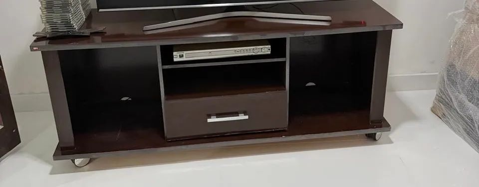 Vendo rack cor tabaco com 1 gaveta e com rodinhas