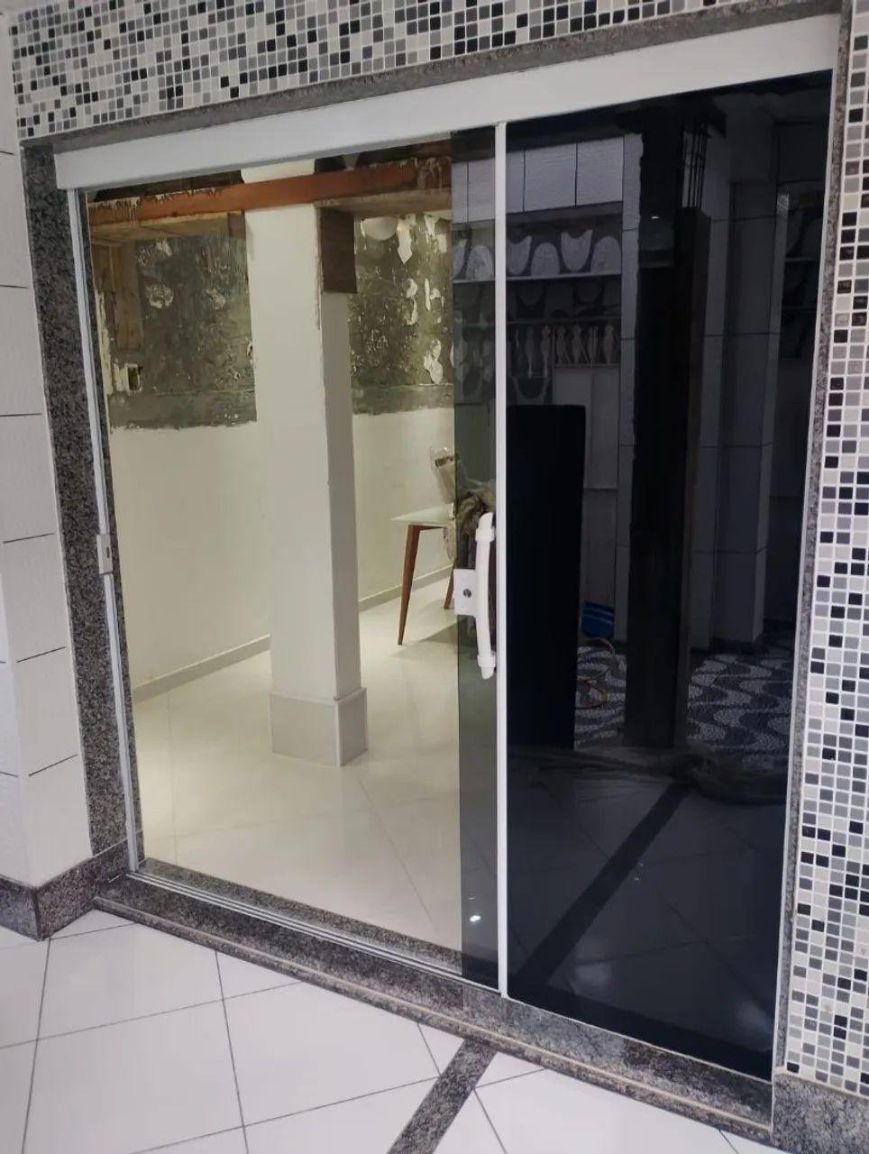 Janela e porta versatik em blindex fumê.