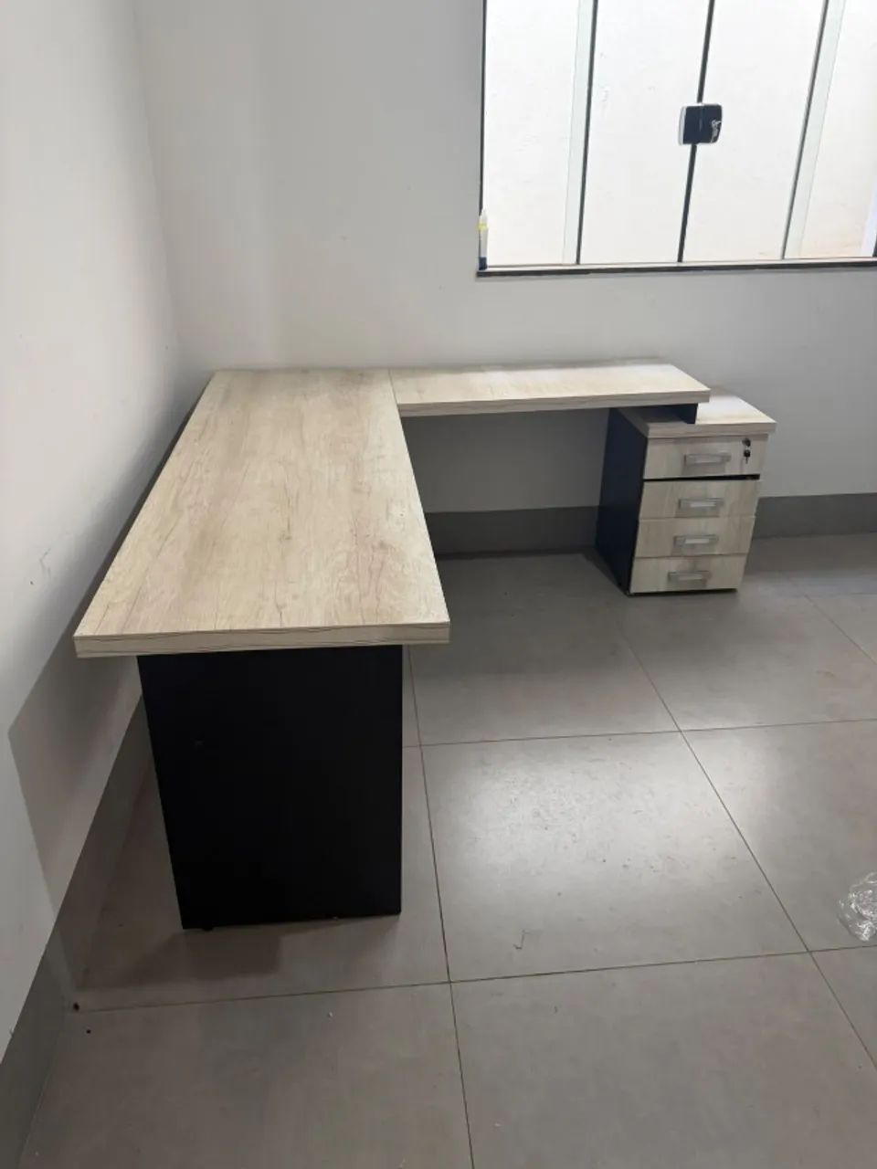 mesa de trabalho escritório madeira reforçada com gaveteiro