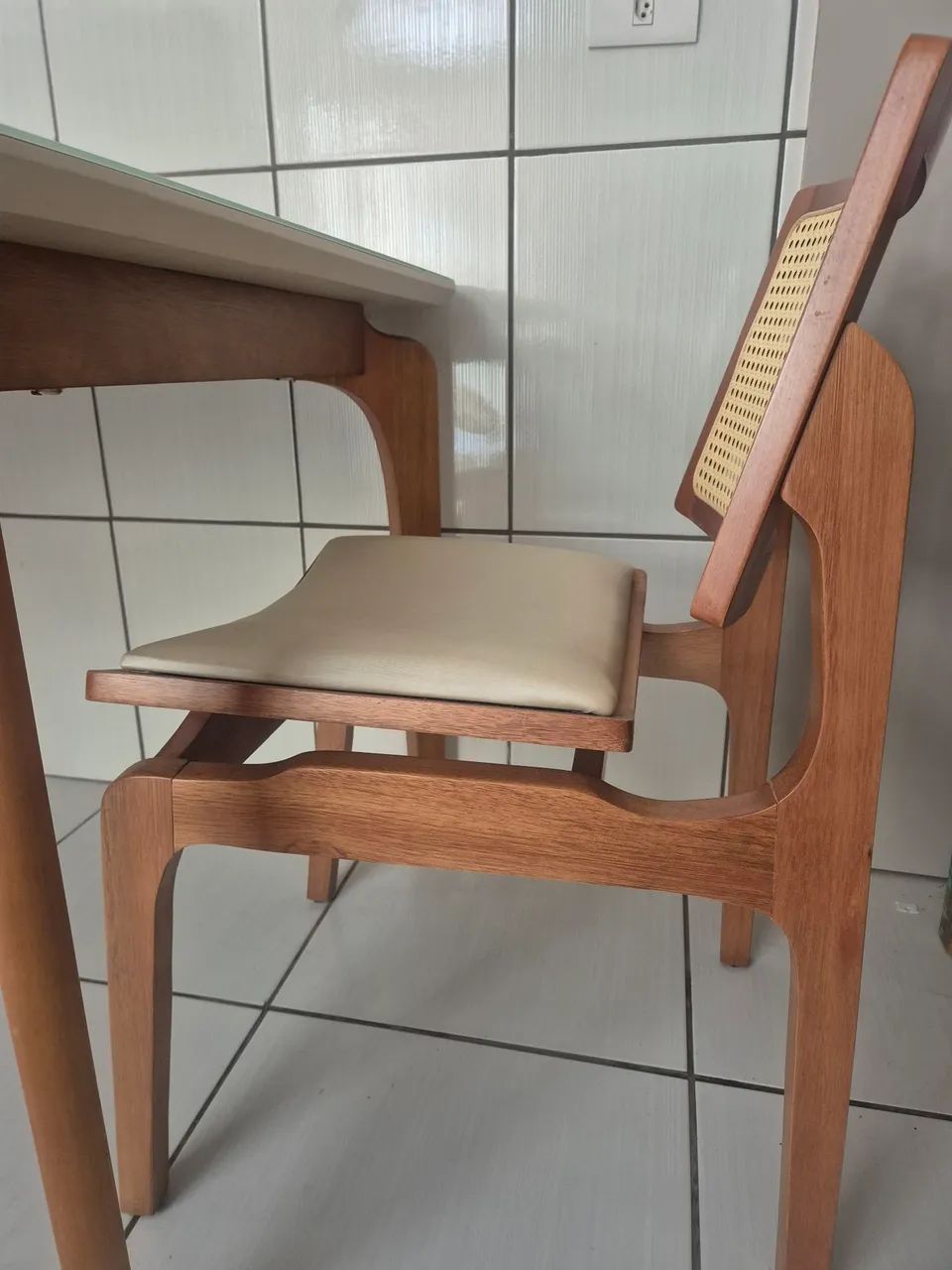 Linda Mesa Madeira Maciça com Tampo de Vidro + 2 cadeiras - Foto 4