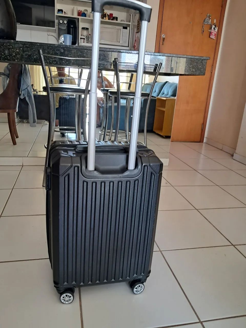 Mala de Viagem Preta Rígida - Semi-Nova (Usada apenas 1 vez!) + Extensor - Foto 2