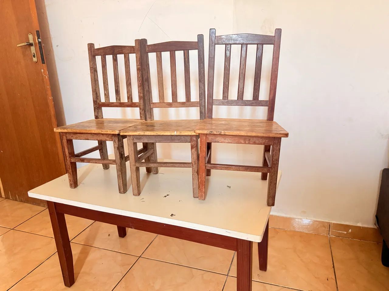 Mesa infantil madeira com 3 cadeiras  - Foto 2