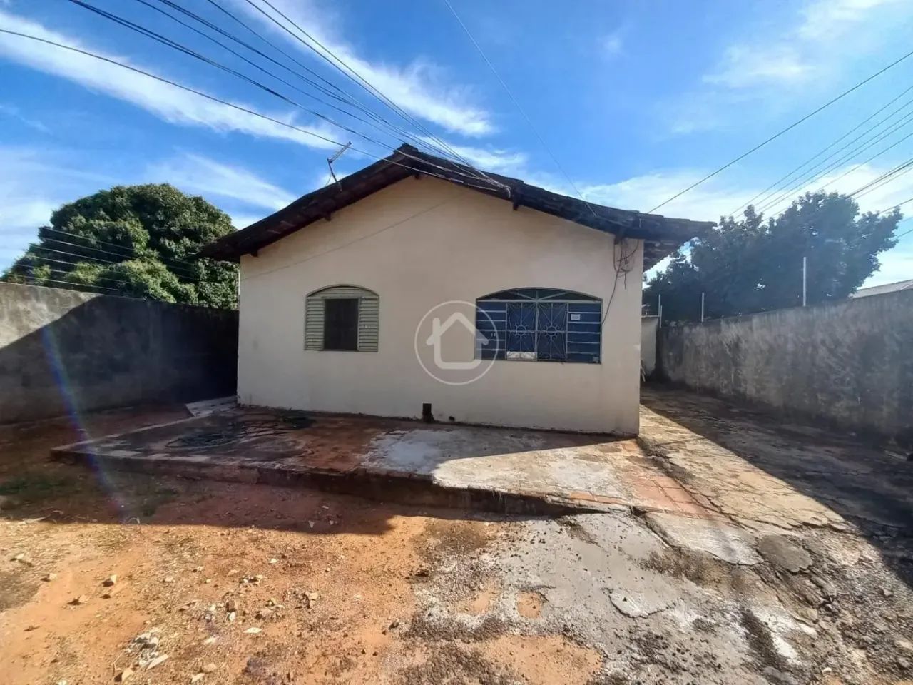 CASA DE ESQUINA COM GRANDE SOBRA DE TERRENO - Foto 2