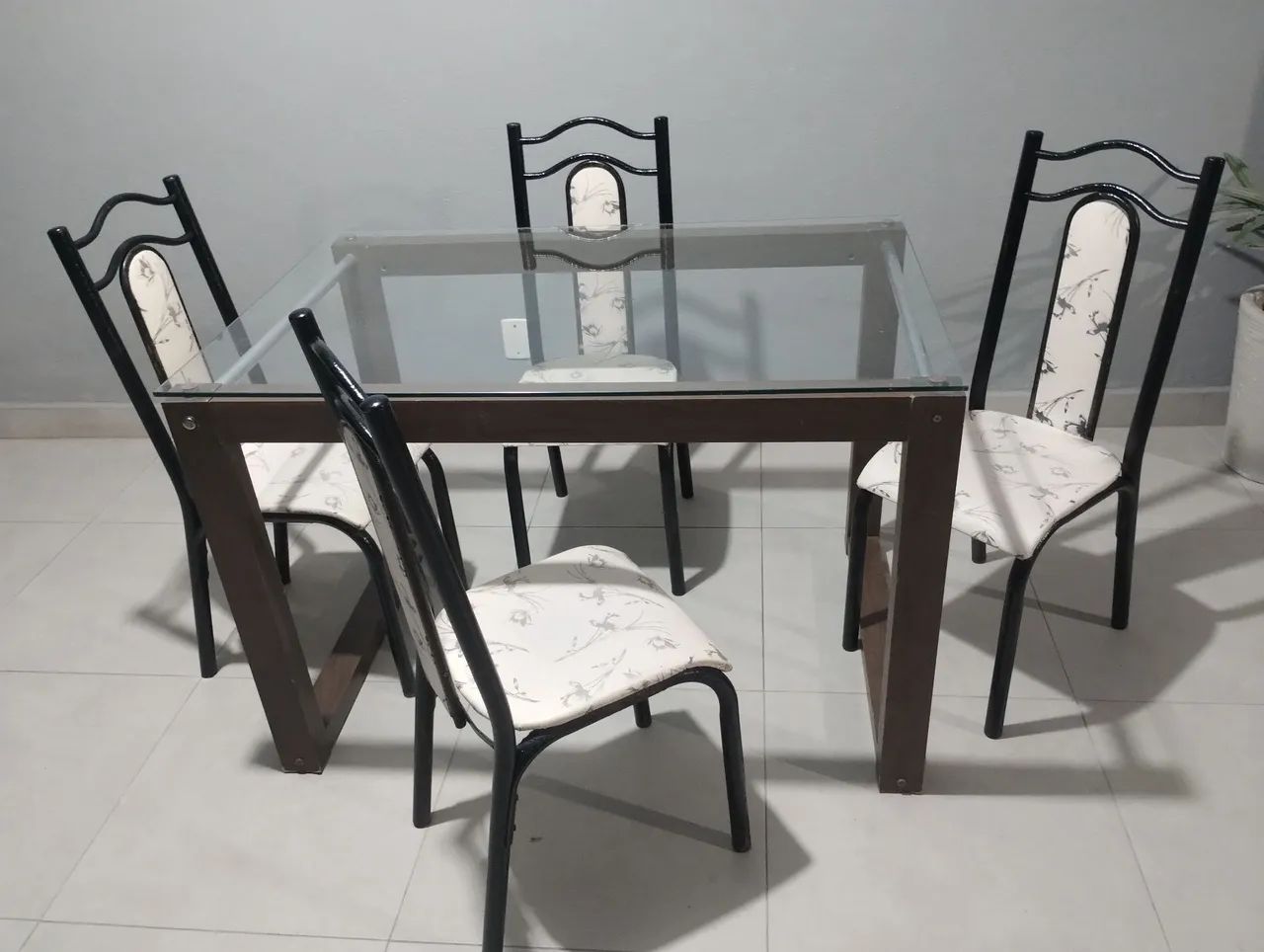 Mesa 4 cadeiras usadas entrego no local ler anúncio 