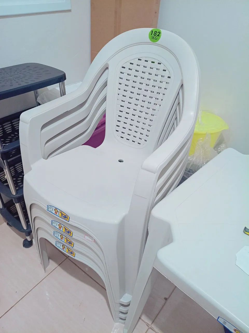 Jogo de cadeira de plástico com a mesa