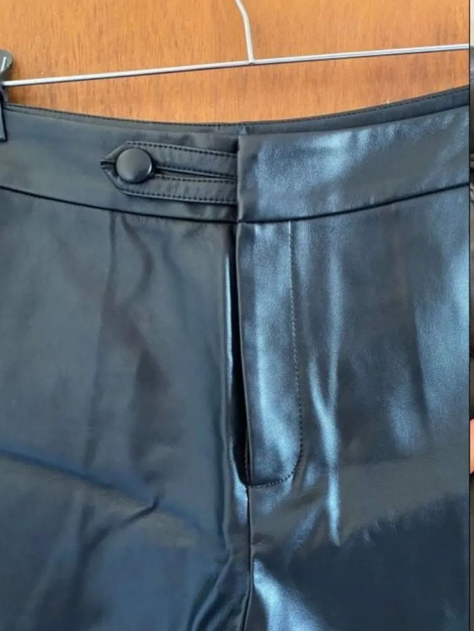 Short em couro PU fosco preto P/M - Foto 3
