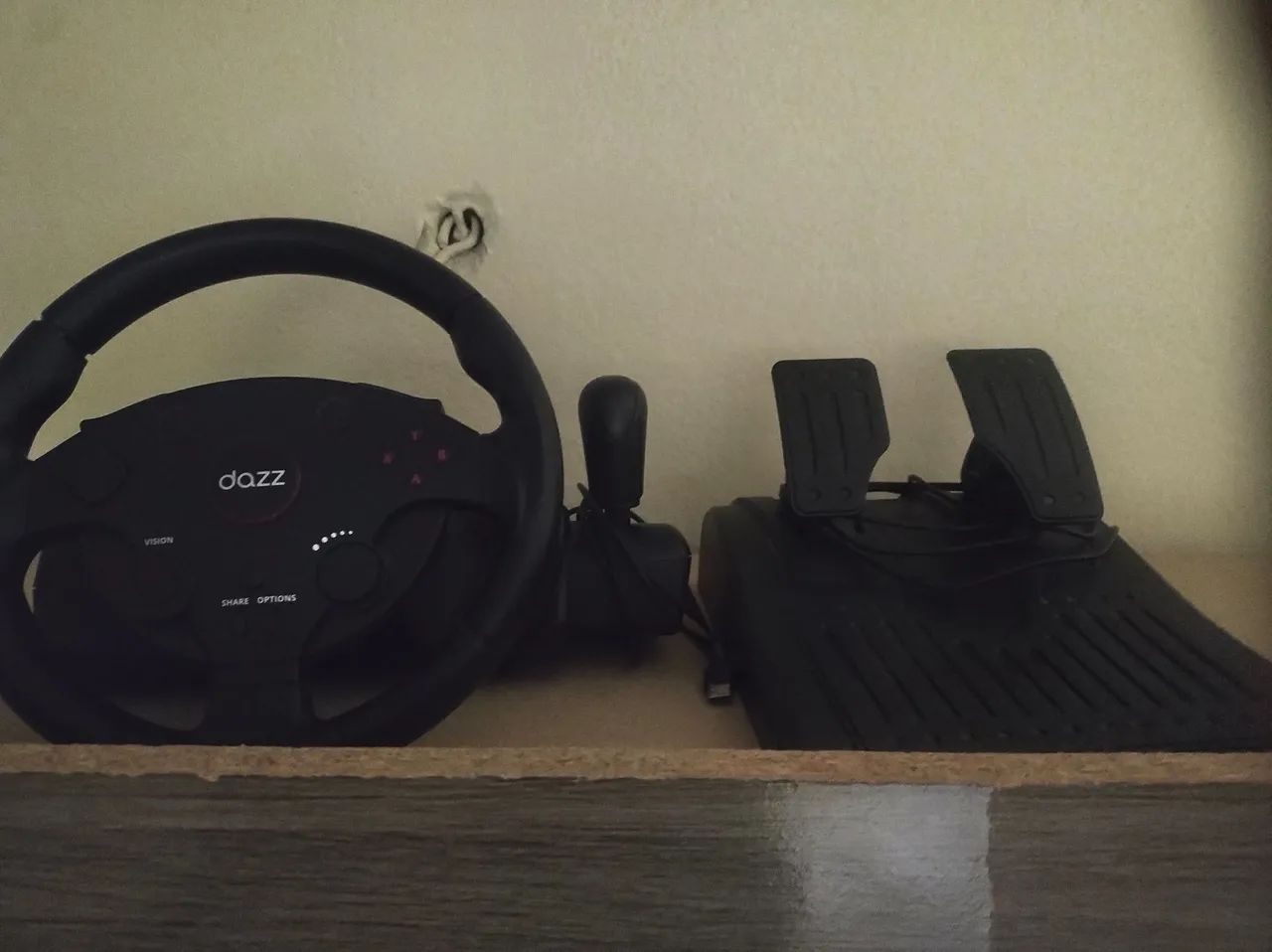 Vende se ps4 com volante 2 controles e 3 jogos  - Foto 5