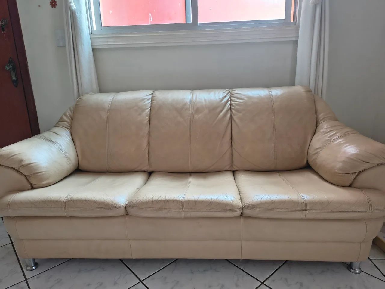 Sofá 3 lugares couro legítimo bege - Foto 5