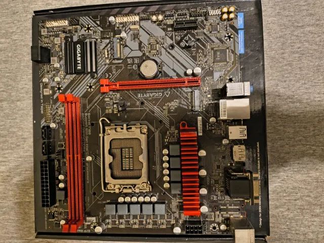 Placa mãe Gigabyte B660m Gaming com defeito - Foto 2