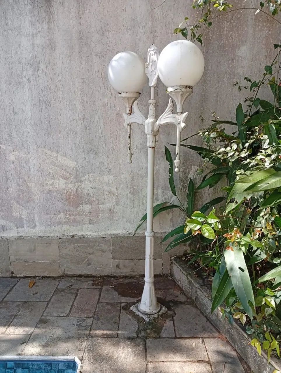 Iluminação de jardim e piscina poste em ferro fundido com 2 globos  - Foto 5