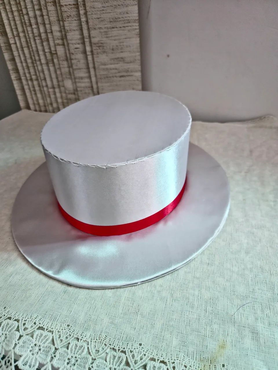 Cartola de Cetim Branca com Detalhe Vermelho - Foto 4