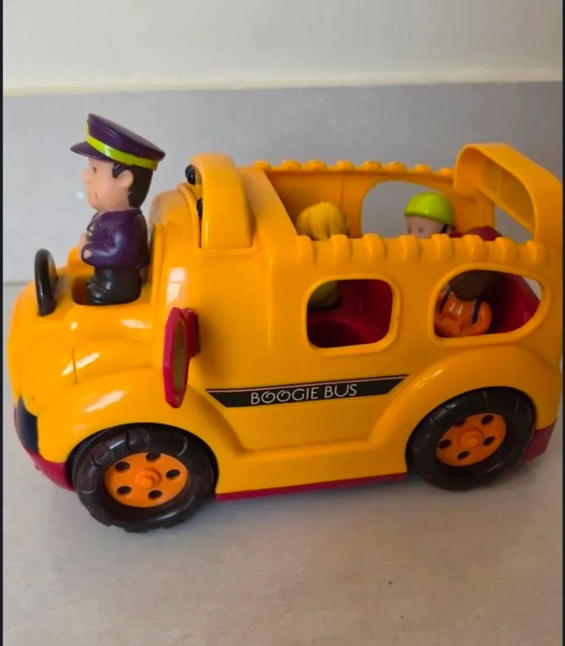 Ônibus Escolar Boogie Bus B. Toys Com Som e Luzes + 4 Bonecos - Foto 4