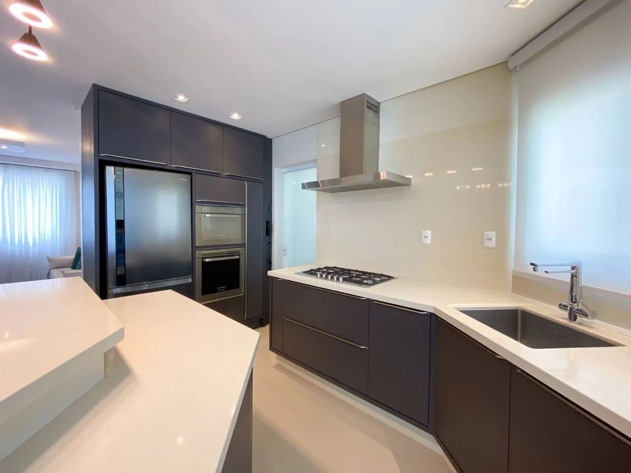 Apartamento mobiliado com 3 suítes para alugar na região central  Rua 2950 em Balneário Ca - Foto 5