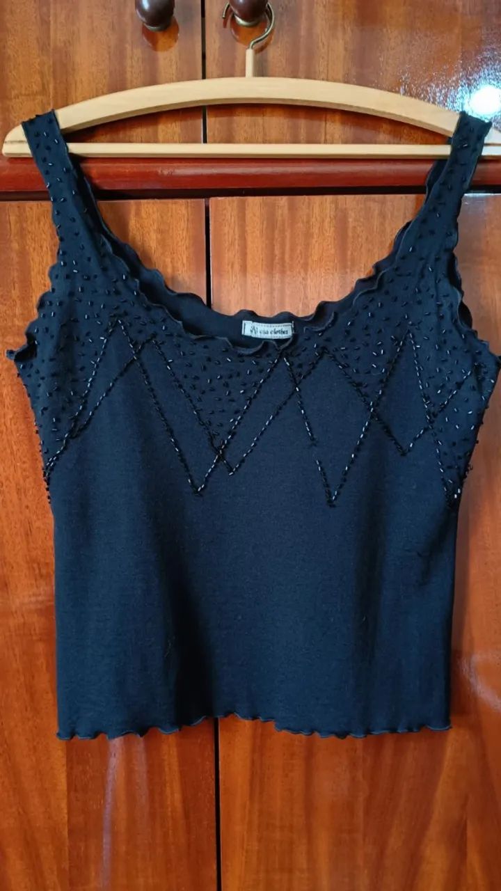 BLUSINHA REGATA EM CREPE BORDADA 