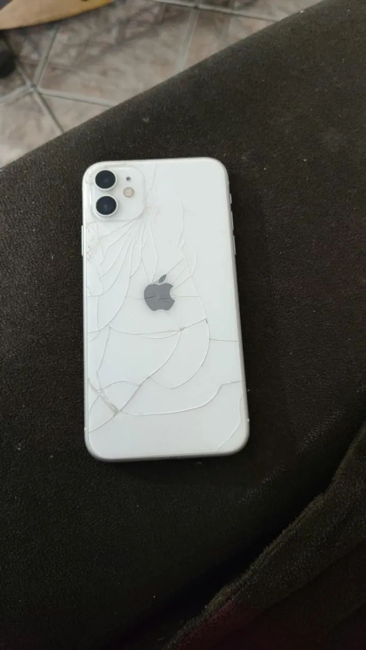 Vendo iPhone 11 128Gb tela de traz trincado 