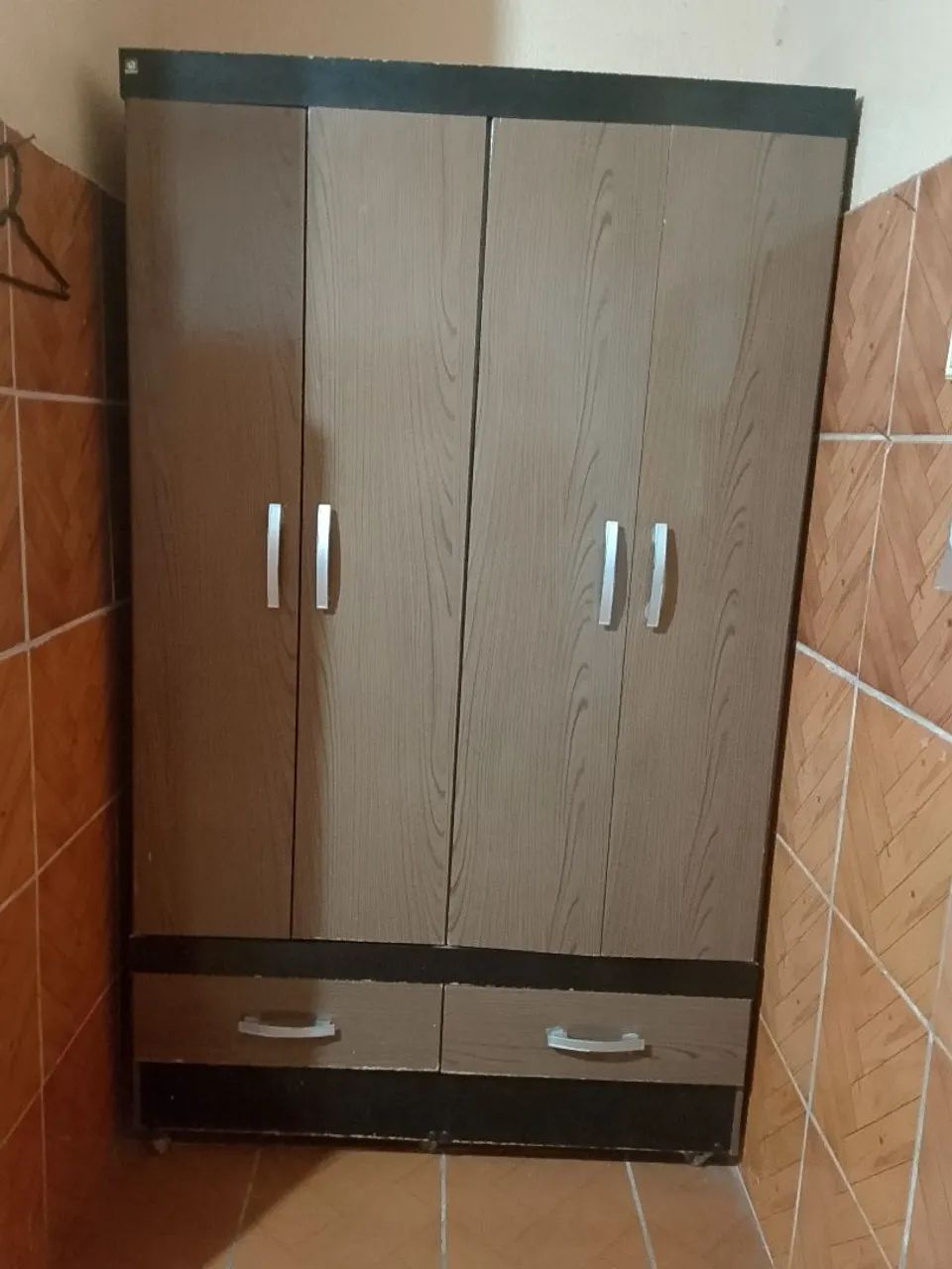 Guarda-roupas solteiro com 4 portas