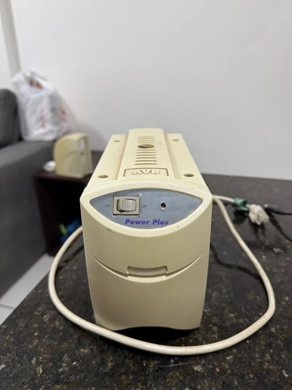 Kit 2 Estabilizadores: 1000VA + 500VA (SMS e Power Plus)