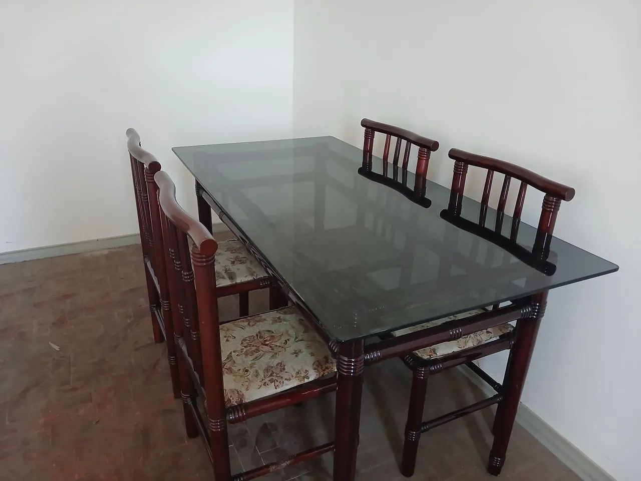 Vende-se uma mesa de jantar com 4 cadeiras em madeira  - Foto 4