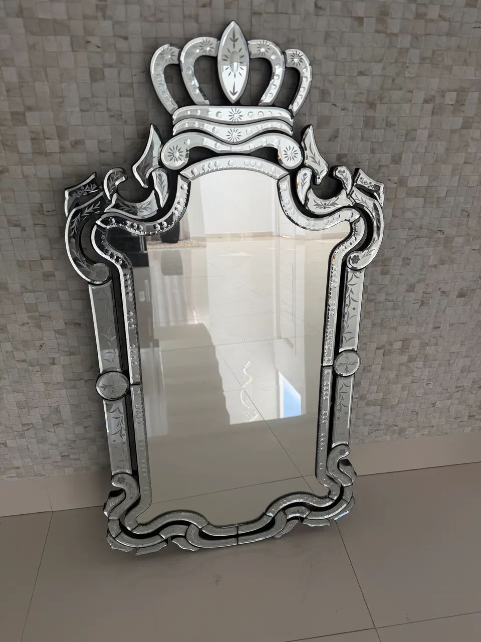 Espelho Veneziano com Coroa - Elegância e Sofisticação 