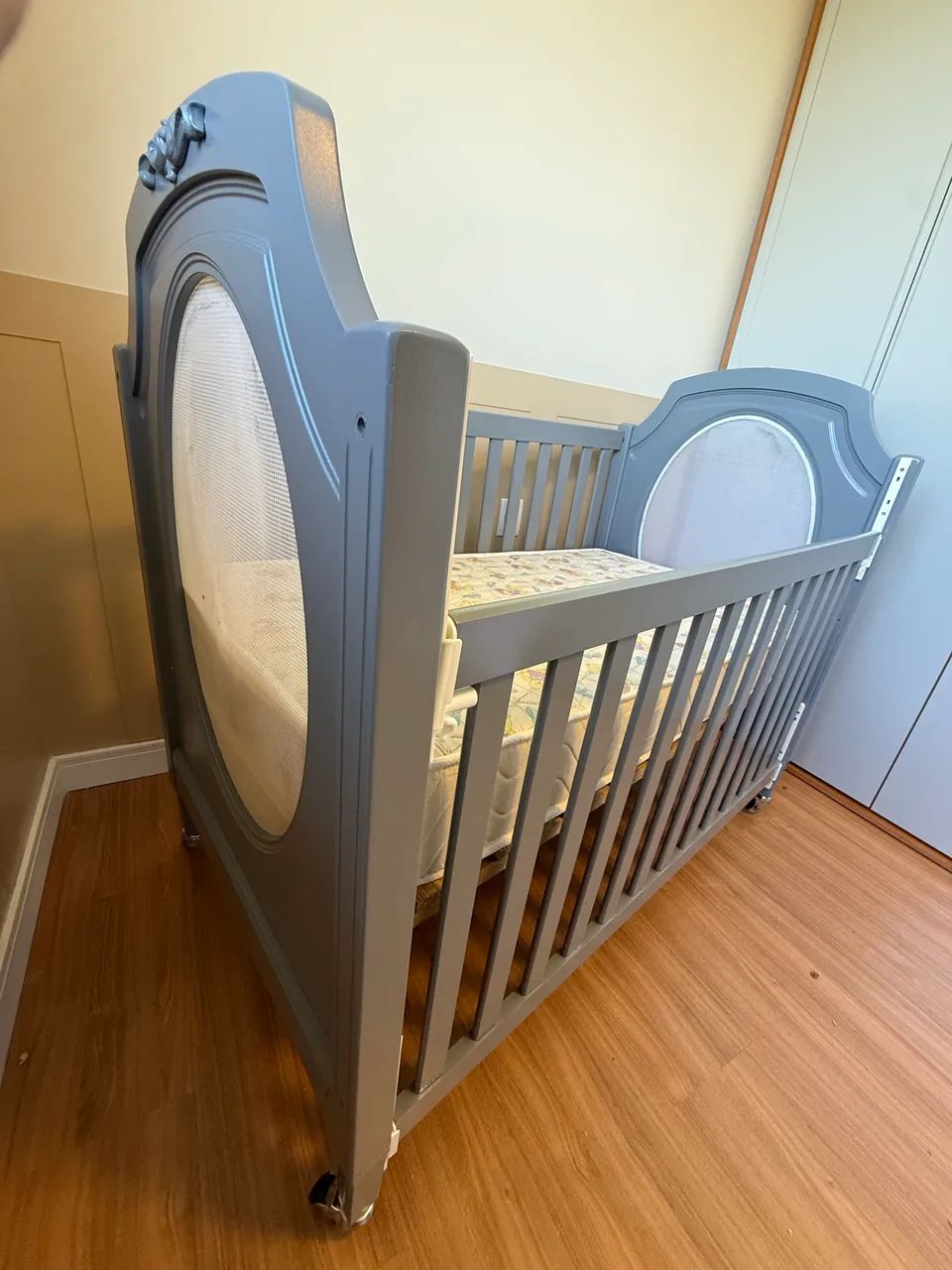 Berço infantil com colchão 