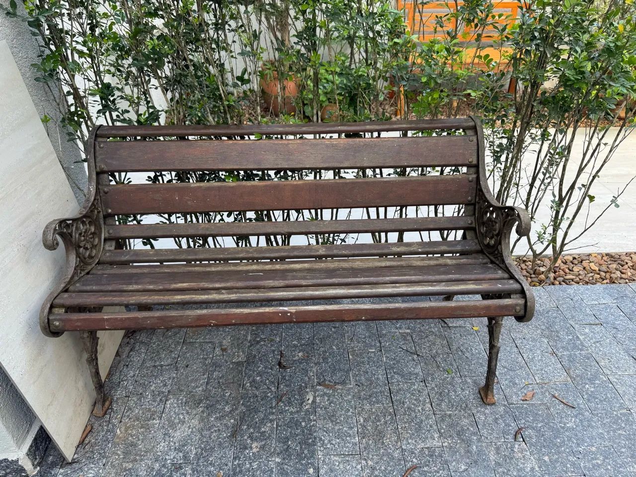 Banco de jardim de madeira e ferro