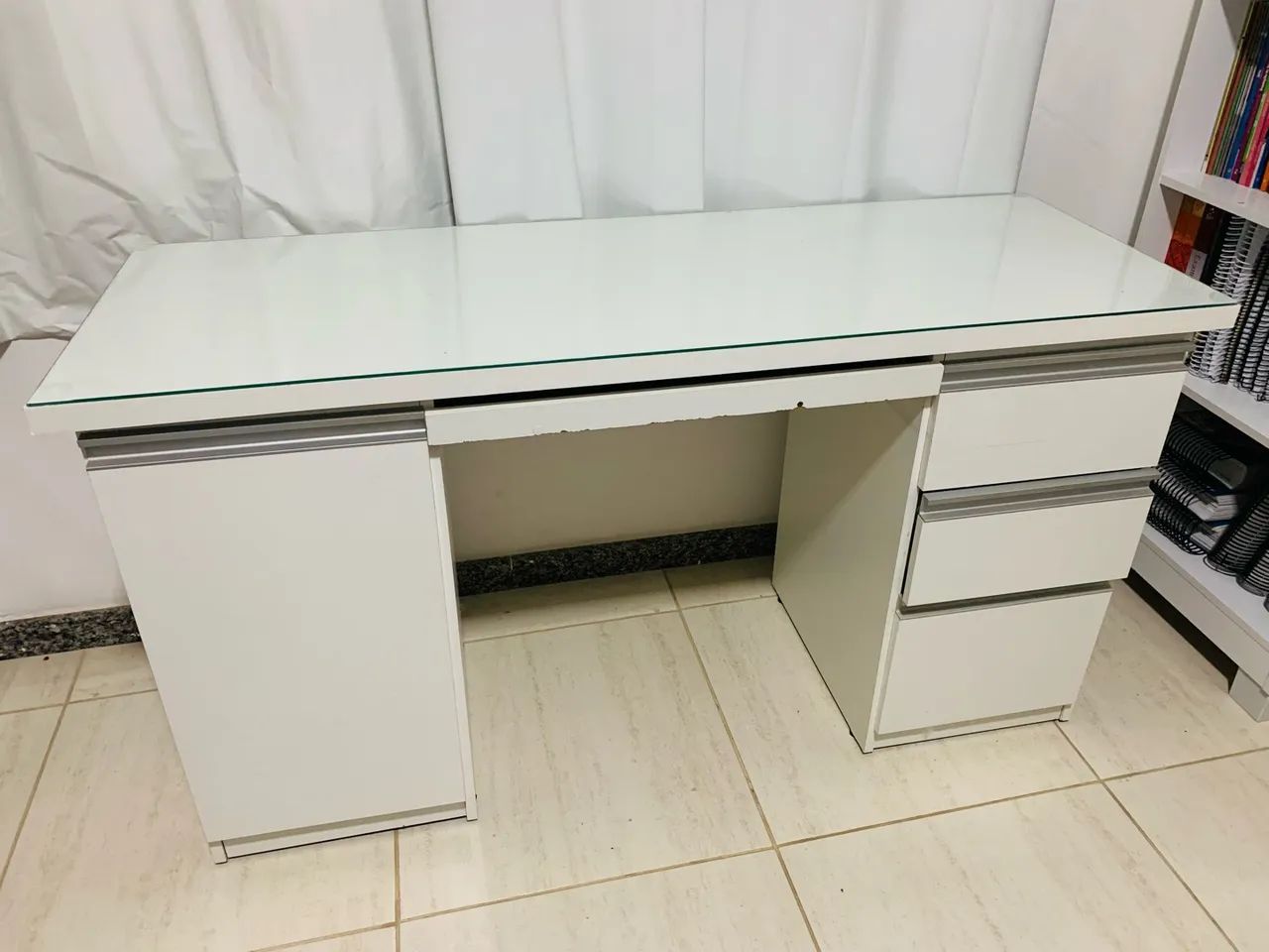 Mesa de escritório / estudos - Tampo de vidro