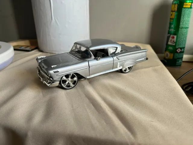 Miniatura 1/24 Chevy Impala Prata