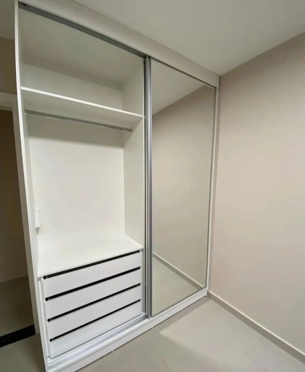 Roupeiro Com Duas Portas Espelhadas 