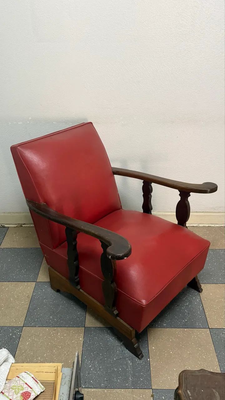Poltrona antiga vintage em madeira e couro vermelho  - Foto 4