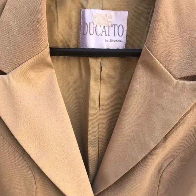 Blazer Clássico Off White Com Ombreiras Da Marca Ducatto - Foto 3