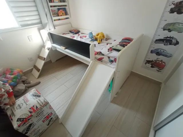 Cama infantil com escorregador e lousa. + Colchão