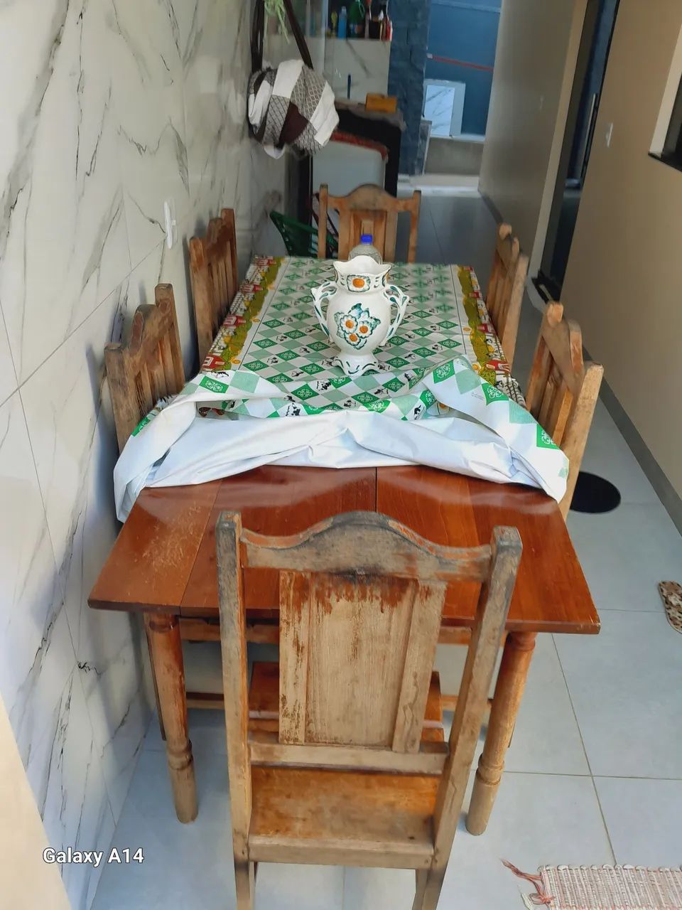 Mesa de madeira com 6 cadeiras  - Foto 3