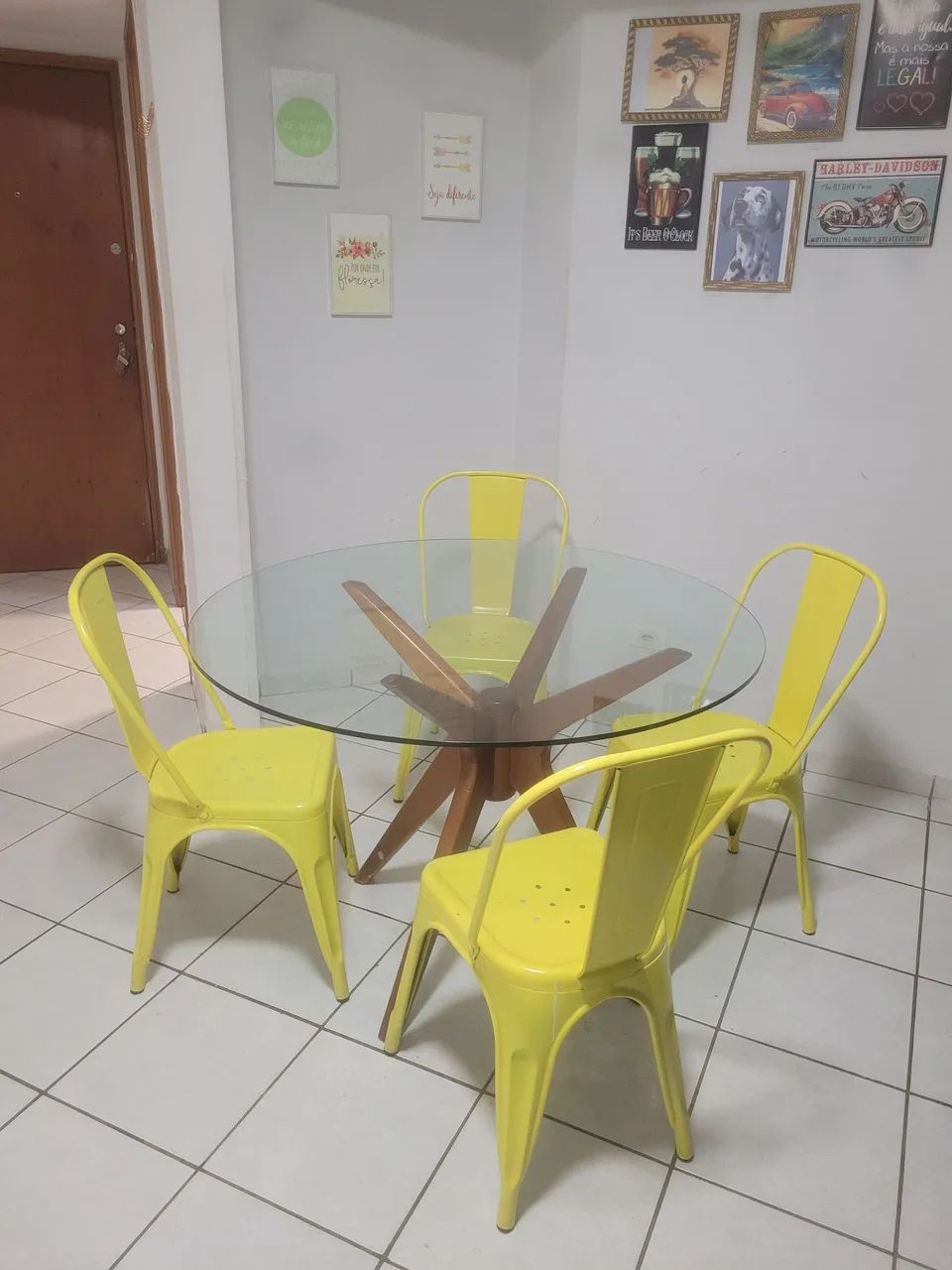 Mesa de vidro com 4 cadeiras