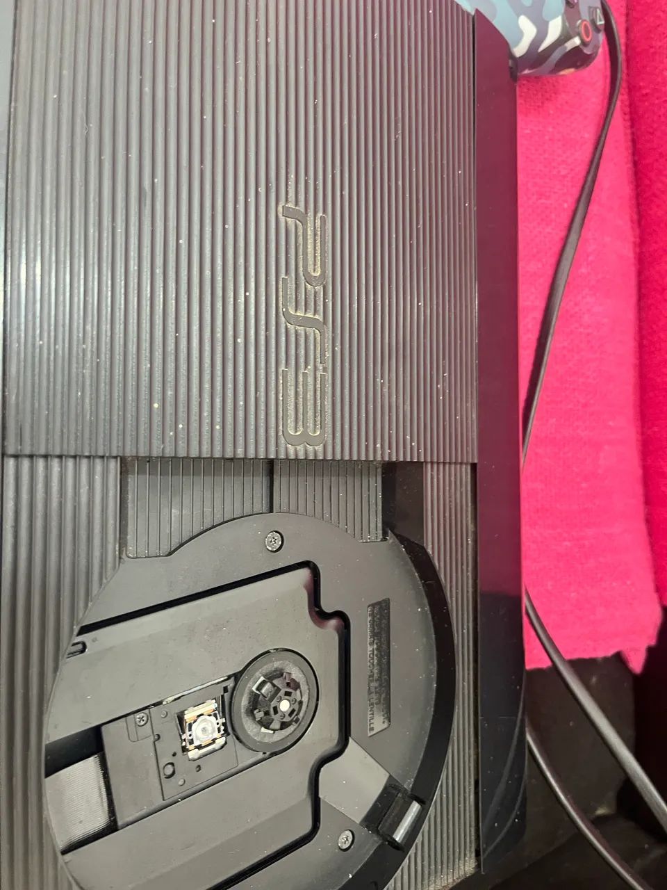 Ps3 super slim 3 controles e a base pra deixá-lo em pé  - Foto 4
