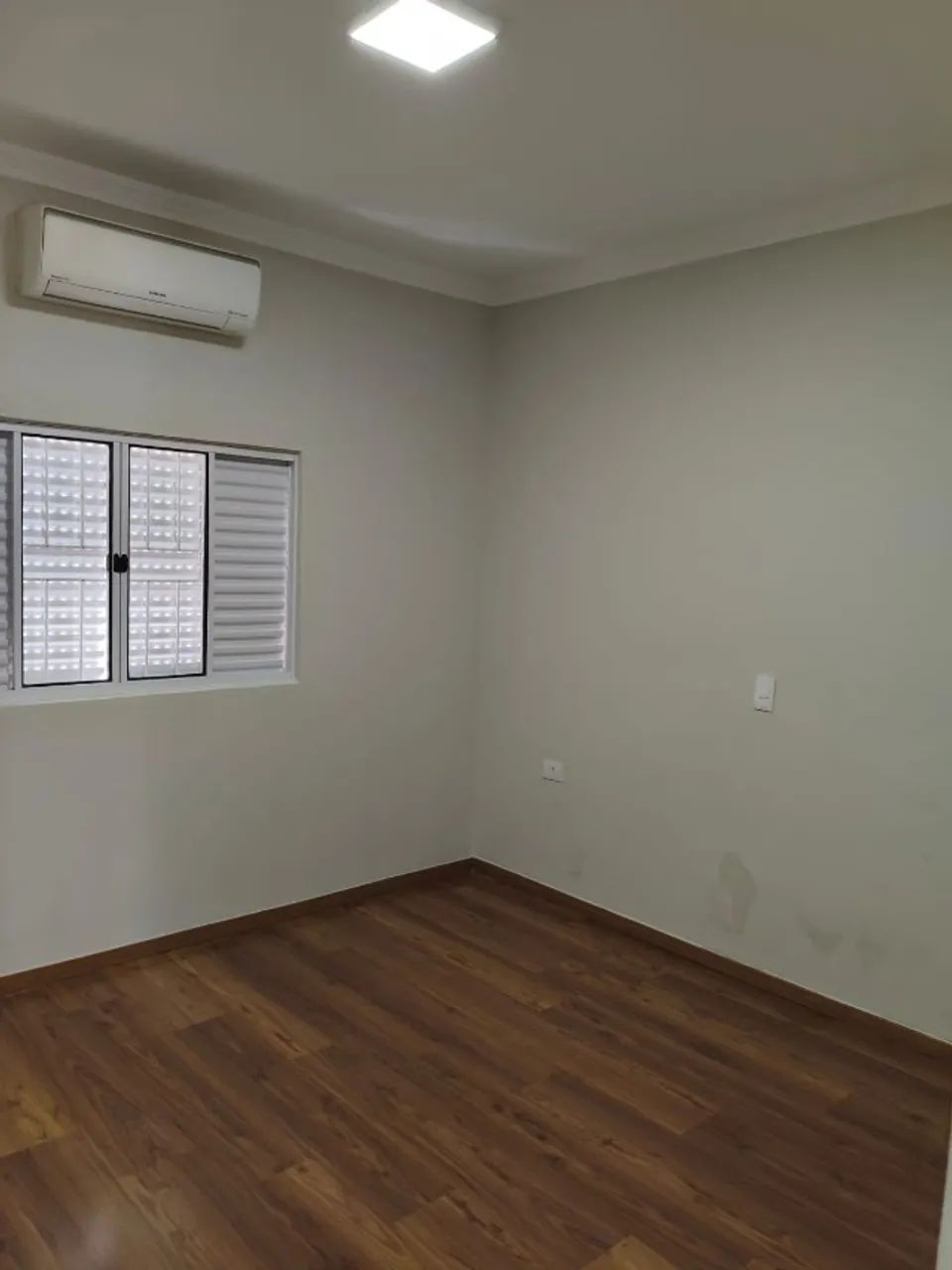 ? CASA PARA LOCAÇÃO | 1 SUÍTE + 2 QUARTOS, COZINHA MOBILIADA E JARDIM ? - Foto 4